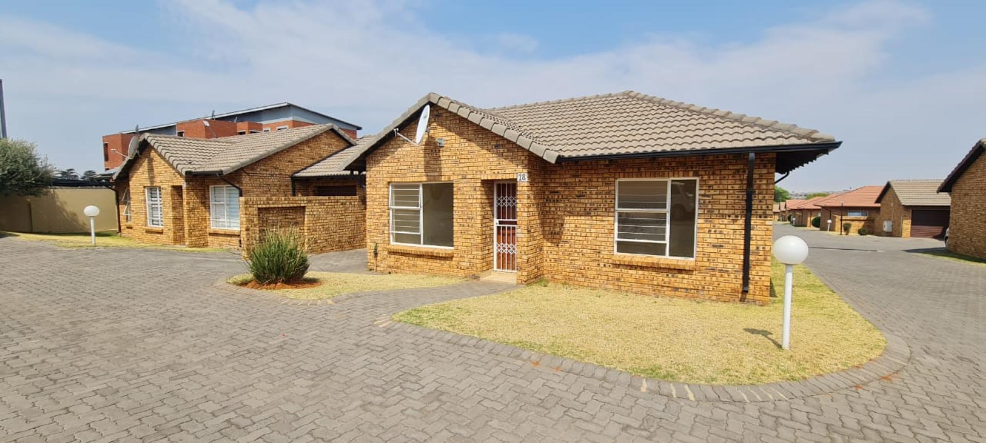 2 Bedroom  Townhouse for Sale in Roodepoort - Gauteng